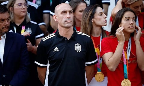 வீராங்கனைகளுக்கு முத்தமிட்ட விவகாரம்.. லூயிஸ்-க்கு 3 ஆண்டுகள் தடை விதித்த ஃபிஃபா