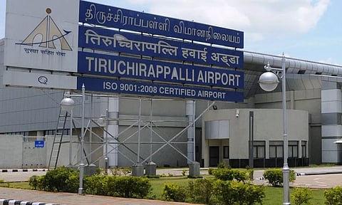 விமானத்தில் இலங்கைக்கு புறப்பட்ட 26 பேர் தடுத்து நிறுத்தம்: சுங்கத்துறை அதிகாரிகள் அதிரடி