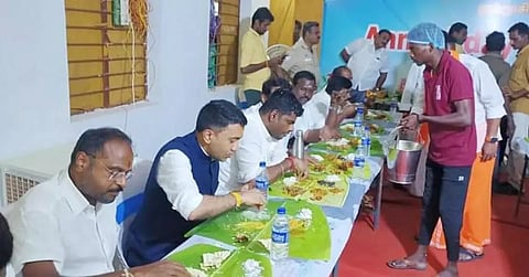 அன்னதான நிகழ்ச்சியில் கோவா முதல்வர் உணவருந்திய போது எடுத்தபடம். அருகில் தமிழக பா.ஜ.க. தலைவர் அண்ணாமலை மற்றும் பலர் உள்ளனர்.