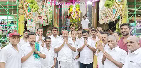 அலங்காநல்லூரில் வெங்கடேசன் எம்.எல்.ஏ. தலைமையில் தி.மு.க.வினர் தேவர் சிலைக்கு மாைல அணிவித்து மரியாதை செலுத்தினர்.