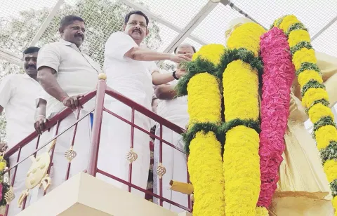 திருக்கோஷ்டியூரில் பசும்பொன் தேவர் மக்கள் நல அறக்கட்டளை சார்பில் தலைவர் கரு.சுப்பிரமணியன் முத்துராமலிங்கத்தேவர் சிலைக்கு மாலை அணிவித்த காட்சி.