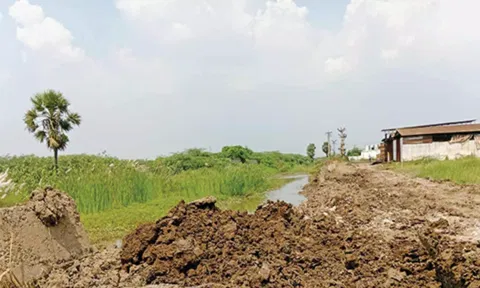 மீஞ்சூர் அருகே மழைநீர் கால்வாய் தடுப்பு சுவர் இடிந்ததால் கிராமத்துக்குள் தண்ணீர் புகும் அபாயம்