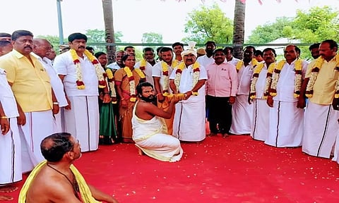 சாலை விரிவாக்கப் பணிகளை அமைச்சர் செஞ்சி மஸ்தான்  பூஜை போட்டு  தொடங்கி வைத்தார்.