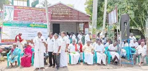 போராட்டத்தில் ஈடுபட்ட கரும்பு விவசாயிகள்.
