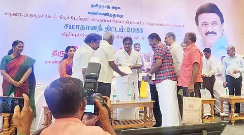 சமாதான் கூட்டத்தில் அமைச்சர் மூர்த்தியிடம் உணவு பொருள் வியாபாரிகள் சங்கத்தினர் கோரிக்கை மனு அளித்தனர்.