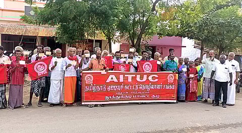 எட்டயபுரத்தில் கட்டிட தொழிலாளர் சங்கத்தினர் ஆர்ப்பாட்டம்