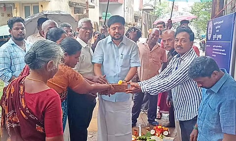 சாலை பணியை பிரகாஷ்குமார் எம்.எல்.ஏ. தொடங்கி வைத்த காட்சி.