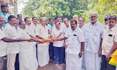 கழிவுநீர் வாய்க்கால் அமைக்கும் பணியை  சபாநாயகர் ஏம்பலம் செல்வம் தொடங்கி வைத்த காட்சி.