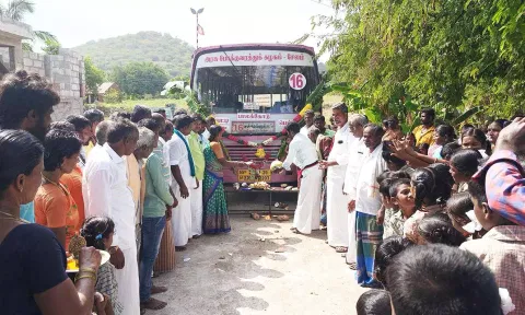 சக்கில் நத்தம் கிராம மக்கள் பஸ்சை அலங்கரித்து பூஜை செய்து, இனிப்புகள் வழங்கி முதல் பயணத்தை தொடங்கி வைத்த காட்சி.