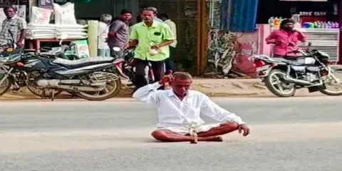 நடுரோட்டில் அமர்ந்து மதுகுடித்தவரை படத்தில் காணலாம்.