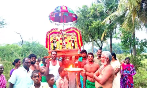 ஐப்பசி கிருத்திகை முன்னிட்டு பக்தர்கள் கிரிவலம்
