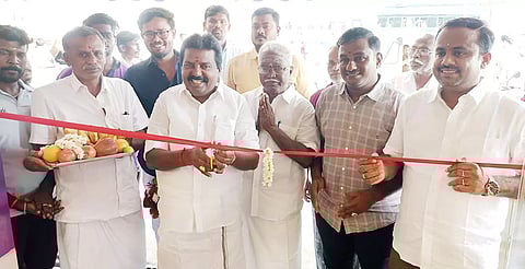 ஆதிரா’ஸ் பேக்கரிஸ் புதிய கிளையை நகர சபை தலைவர் ஆர்.கே.கார்மேகம் திறந்து வைத்தார்