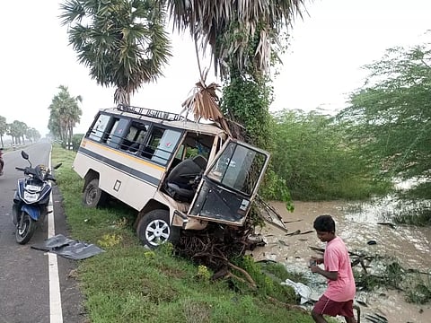 நரிக்குடி அருகே இன்று அதிகாலை பனைமரத்தில் மோதி விபத்தில் சிக்கிய தொழிலா ளர்களை ஏற்றி வந்த வேனை படத்தில் காணலாம்.