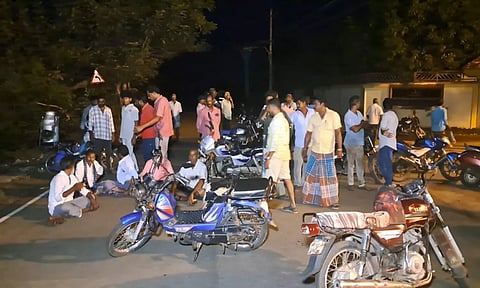 சாலை மறியலில் ஈடுப்பட்டவர்களை படத்தில் காணலாம்.