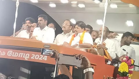 &nbsp;பரமத்தி வேலூரில்  பா.ஜ.க. மாநில தலைவர் அண்ணாமலை பேசிய காட்சி.