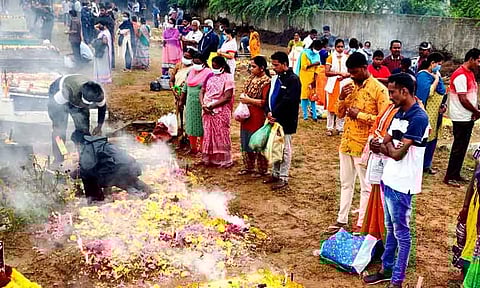 நாளை கல்லறை திருநாள்: மெழுகுவர்த்தி ஏற்றி விசேஷ பிரார்த்தனை