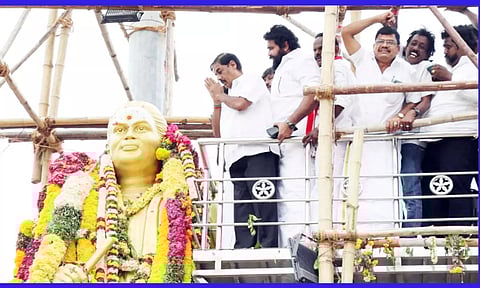 ஐ.ஜே.கே. சார்பில் தேவர் சிலைக்கு மாலை அணிவித்து மரியாதை