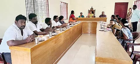 பேரூராட்சி கூட்டம் நடந்தபோது எடுத்த படம்.