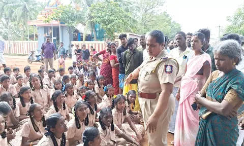 வகுப்புகளை புறக்கணித்து போராட்டம் நடத்திய மாணவர்களிடம் போலீஸ் சப்-இன்ஸ்பெக்டர் பேச்சவார்த்தை நடத்தியபோது எடுத்தபடம்