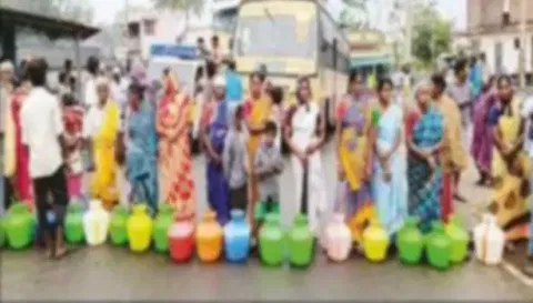 சேலம் அருகே குடிநீர் கேட்டு காலி குடங்களுடன் பெண்கள் சாலை மறியல்