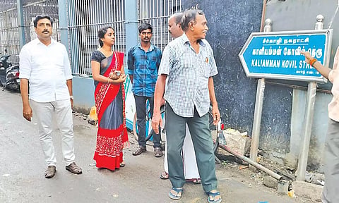 கழிவுநீர் தொட்டி அமைக்கும் பணிகளை ஆய்வு செய்த அதிகாரிகள்.
