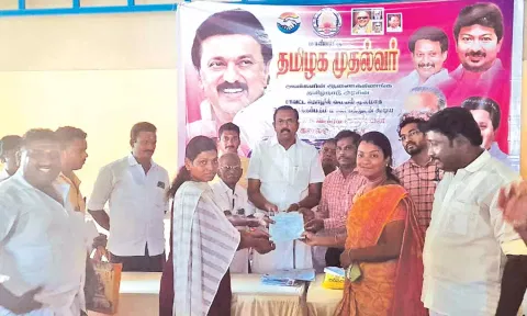 உலோக சிலை கைவினை கலைஞர்களுக்கு தொழில் கடன் வழங்கப்பட்டது.