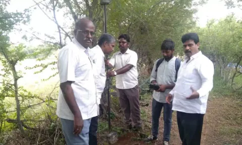 இந்து சமய அறநிலையத்துறை சார்பில் நில அளவீடு செய்யும் பணி நடைபெற்ற காட்சி.