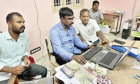 சார்பதிவாளர் அலுவலகத்தில் லஞ்ச ஒழிப்பு போலீசார் சோதனை நடத்திய காட்சி