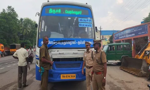 வட்டார போக்குவரத்து அதிகாரிகள் பஸ்சில்  ஏர்ஹாரன் பொருத்தப்பட்டுள்ளதா என ஆய்வு செய்த போது எடுத்த படம்.&nbsp;