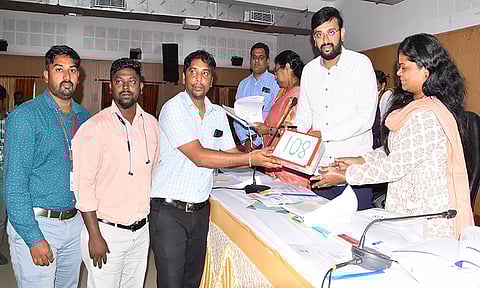 கடலூர் மாவட்ட கலெக்டர் அலுவலக கூட்டரங்கில் 108 ஆம்புலன்சில் உயிர்காக்கம் மருந்து பெட்டக திட்டத்தினை மாவட்ட கலெக்டர் அருண்தம்புராஜ் தொடங்கி வைத்தார்.