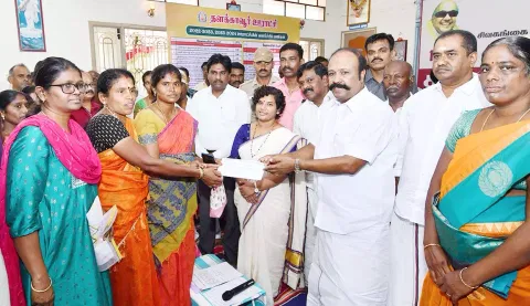 பயனாளிகளுக்கு நலத்திட்ட உதவிகளை அமைச்சர் பெரியகருப்பன் வழங்கினார். அருகில் கலெக்டர் ஆஷா அஜித், ஒன்றிய தலைவர் சொர்ணம் அசோகன்,  மாவட்ட ஊராட்சி துணைத்தலைவர்  சரஸ்வதி, உதவி இயக்குநர் (ஊராட்சிகள்) குமார் மற்றும் பலர் உள்ளனர்.
