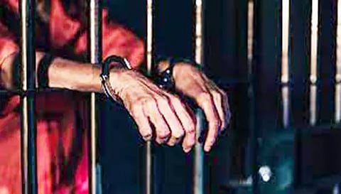 வழிப்பறியில் ஈடுபட ஆயுதங்களுடன் பதுங்கிய 11 பேர் கைது