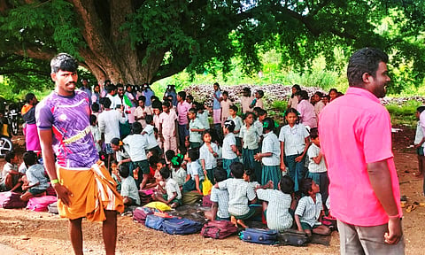 பள்ளிக்கு செல்லாமல் போராட்டத்தில் ஈடுபட்ட மாணவ-மாணவிகள்.