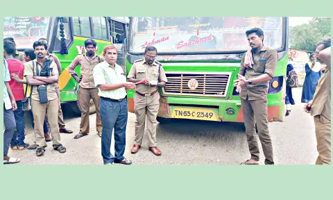 போக்குவரத்து அதிகாரிகள் பஸ்களை ஆய்வு செய்தபோது எடுத்த படம்.
