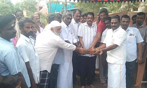 ரூ.50லட்சம் செலவில் தார் சாலை பணியை அங்காளன் எம்.எல்.ஏ. தொடங்கி வைத்த காட்சி.