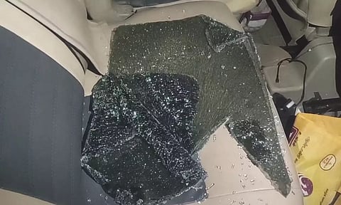 கார் கண்ணாடியை உடைத்து துணிகரம்: ரூ.2½ லட்சம் மதிப்புள்ள பட்டு சேலைகள் கொள்ளை