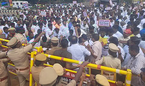 திருச்சி பொதுப்பணித்துறை அலுவலகம் முற்றுகை