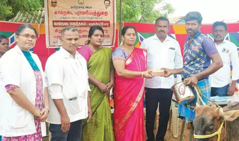 தென்திருப்பேரை பேரூராட்சி தலைவர் மணிமேகலை ஆனந்த் விவசாயிகளுக்கு பரிசுகள் வழங்கினார்.