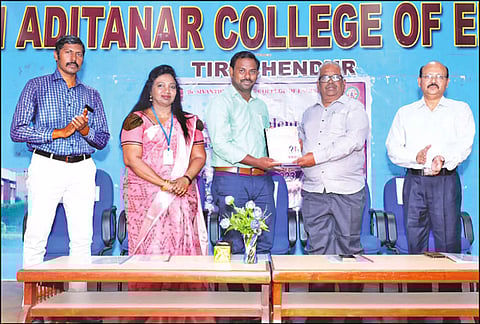 திருச்செந்தூர் டாக்டர் சிவந்தி ஆதித்தனார் பொறியியல் கல்லூரியில் நடந்த நிகழ்ச்சியில் தூத்துக்குடி துடிசியா நிறுவன மேலாளர் எஸ்.மரிய சந்தான ரஞ்சித்துக்கு ஆதித்தனார் கல்வி நிறுவன மேலாளர் வெங்கட்ராம்ராஜ் நினைவு பரிசு வழங்கிய போது எடுத்த படம்.
