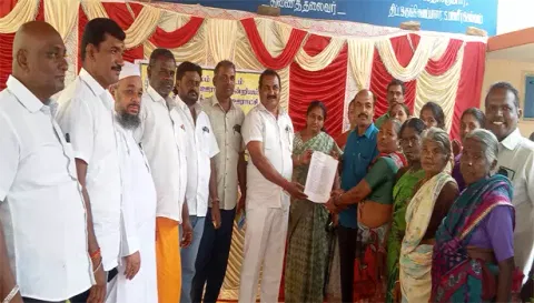 குடியிருப்பு பகுதியில் டாஸ்மாக் கடை இடமாற்றம் செய்வதற்கு எதிர்ப்பு தெரிவித்து ஊராட்சி மன்ற தலைவர் கண்ணன், வட்டார வளர்ச்சி அலுவலர் கவுரி ஆகியோரிடம் பொதுமக்கள் மனு அளித்த காட்சி.