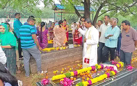 நெல்லை மணிமூர்த்தீஸ்வரம் பகுதியில் உள்ள கல்லறைகளில் கிறிஸ்தவர்கள் சிறப்பு பிரார்த்தனை செய்து வழிபட்ட காட்சி.
