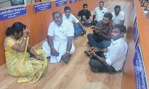 அ.தி.மு.க. கவுன்சிலர்கள் 3-வது நாளாக போராட்டம்: மேட்டுப்பாளையம் நகராட்சி அலுவலகத்தில் போலீஸ் குவிப்பு