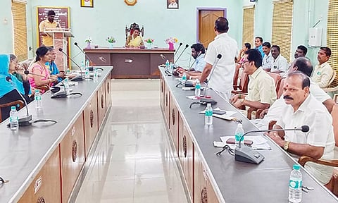 சீர்காழி நகராட்சி நகரமன்ற கூட்டம் நடைபெற்றது.
