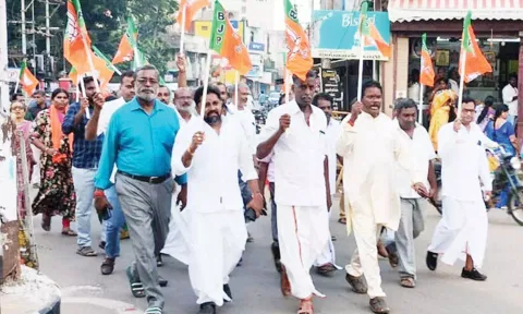 தஞ்சையில் பா.ஜ.க.வினர் கட்சி கொடியுடன் கண்டன ஊர்வலமாக சென்ற காட்சி.

