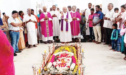 பூண்டி மாதா பேராலய வளாகத்தில் உள்ள அருட் தந்தை லூர்து சேவியர் கல்லறை‌யில் மெழுகுவர்த்தி ஏற்றி வழிபாடு
