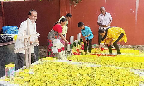 கிறிஸ்தவர்களின் கல்லறை திருநாள் அனுசரிப்பு