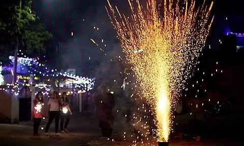 தமிழகத்தை தொடர்ந்து புதுச்சேரியில் பட்டாசு வெடிக்க நேர கட்டுப்பாடு அறிவிப்பு