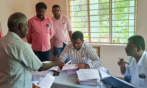 புகார் அளித்தவரிடம் ஆர்.டி.ஓ விசாரணை நடத்திய காட்சி.