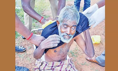 முதியவரை போலீசார் மீட்டு புதிய ஆடை அணிவித்த காட்சி.