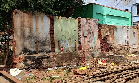 இடிக்கப்பட்ட அரசு பள்ளி சுவரை படத்தில் காணலாம்.
